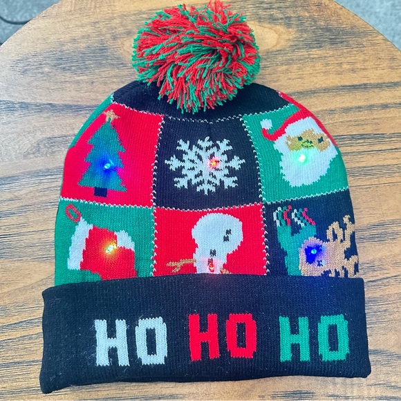 New LED Christmas Beanie With Pom Pom And 3 Flashing Modes - Picture 3 of 5